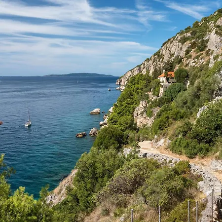 Apartment Slatine 6 *